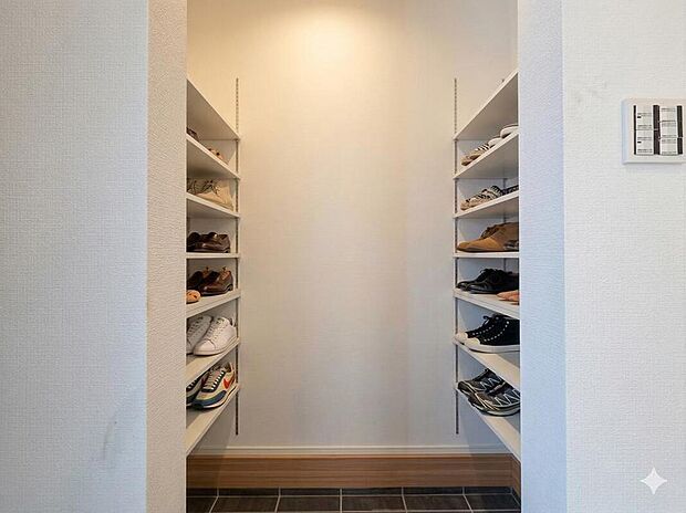 【◇◆シューズインクローゼット◆◇】玄関には、たっぷりしまえる可動棚付きのシューズインクロークを完備。靴はもちろん、ベビーカーやアウトドア用品もスッキリ収納できます。整理整頓がしやすく、いつでも綺麗な玄関でお出迎えが可能です。