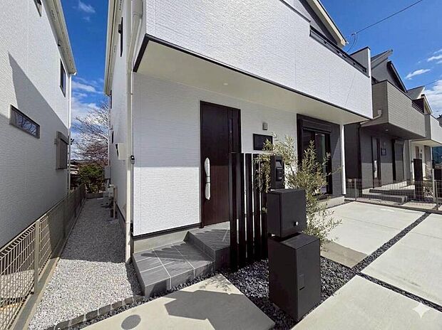 【その他設備】玄関前にスタイリッシュな宅配ボックスを完備。忙しい共働きのご家庭や、急な外出時も安心してお荷物を受け取れます。日々の暮らしをより快適に、スマートに。一歩先を行く、機能美にあふれたお住まいです。