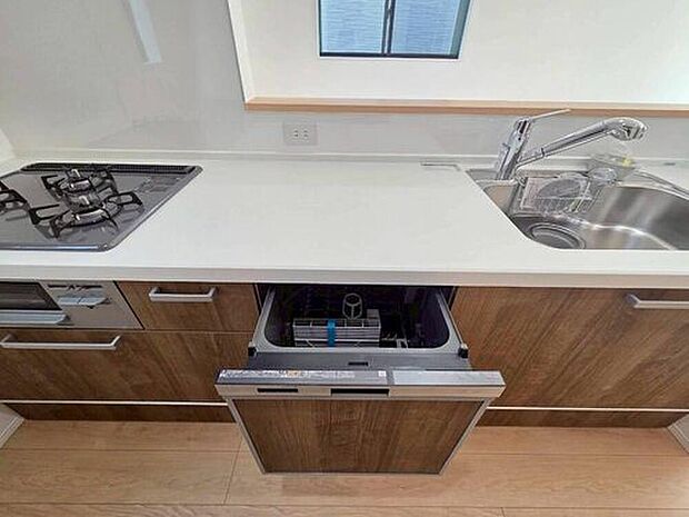 【食洗機】家事の負担を軽減してくれる食洗機付きのキッチン。洗い物の時間を短縮できるため、忙しい毎日の家事もスムーズにこなせます。手洗いの回数が減ることで手荒れ対策にもなり、肌にやさしいのもうれしいポイントです。