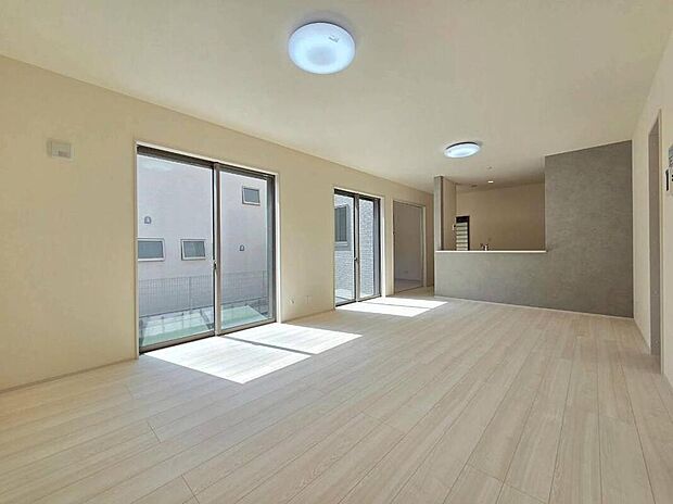 【◇◆リビング◆◇】陽光がたっぷり注ぐ開放的なLDK。明るい色調の空間が家族の時間をやさしく包み込みます。心地よい光の中で、笑顔の絶えない毎日を。