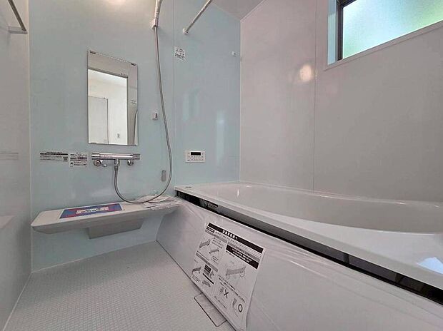 【◇◆浴室◆◇】淡いブルーが爽やかなバスルームで、心ほどけるひとときを。窓から自然光が差し込み、清潔感たっぷり。ゆったりとした浴槽に浸かって、一日の疲れを優しくリセット。家族みんなが毎日笑顔で寛げる癒やしの空間です。