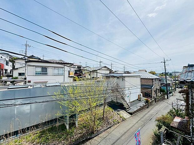 【◇◆眺望◆◇】バルコニーの先に広がるのは、澄み渡る青空の開放的なパノラマ。周囲には穏やかな住宅街が続き、ふとした瞬間に心が和む、安らぎに満ちた風景が日常を彩ります。