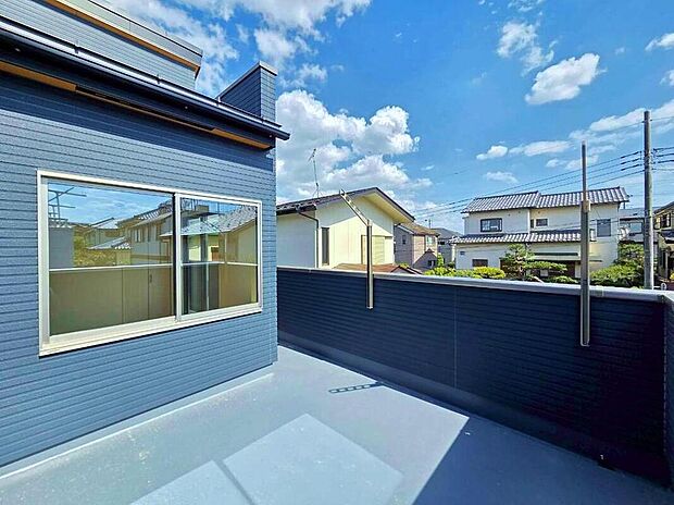 【◇◆バルコニー◆◇】南面に配置された、ゆとりある広さのバルコニー。3部屋の洋室から出入り可能で、洗濯物やお布団を干すのみならず、椅子とテーブルを置いて、お茶を楽しむなど、ライフスタイルに合わせて色々な使い方が可能です。