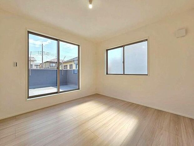 【◇◆洋室◆◇】2面採光により、豊かな陽光と心地よい風が通り抜ける洋室。ゆとりある広さを確保しており、ライフスタイルに合わせた家具配置も思いのまま。自分らしく穏やかに寛げる、上質なプライベート空間を叶えます。