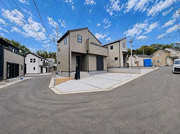 【◇◆外観◆◇】ゆとりある広さの前面道路で、お車の出し入れもスムーズ。見通しが良く、お子様の通学や毎日のお散歩も安心です。