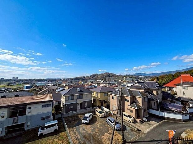 【◇◆眺望◆◇】窓を開ければ、どこまでも続く青空と穏やかな山並み。この開放的な景色こそが、毎日の暮らしに彩りを添える最高の宝物です。忙しい日々の中でも、ふと外を眺めるだけで心が軽くなる、そんな贅沢な時間が流れます。