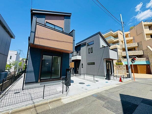 【◇◆外観◆◇】南向きで陽当たり良好な2邸です。大きな窓からたっぷりと陽光を取り込むことができ、日々、明るいお部屋でお過ごしいただけます。幅4mの道路に接道しています。