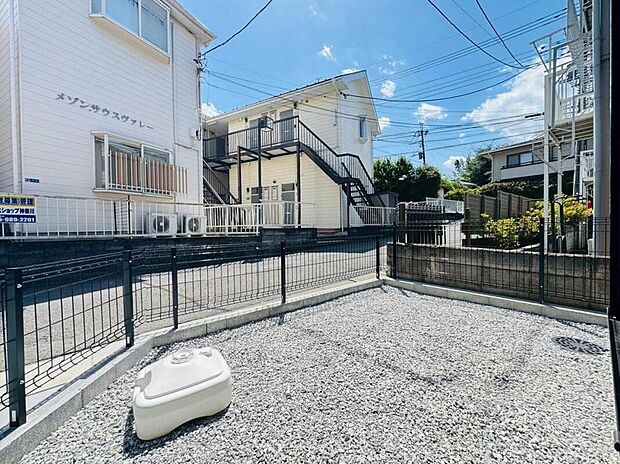 【◇◆庭◆◇】LDKの大きな掃き出し窓から出られる場所にある南庭。植物を育てたり、チェアでくつろいだり、暮らしの中に豊かさをもたらします。