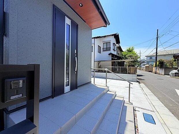 【◇◆アプローチ◆◇】屋根がかかり雨の日も快適な、ゆとりある広さのアプローチ。通りからの視界を適度に通す玄関設計は、防犯面でも高い安心感をもたらします。手すりも設置し、安全面にも配慮されています。