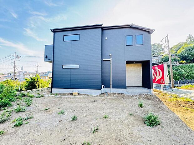 【◇◆外観◆◇】開放的な敷地にゆったりと佇む、モダンな美しさが魅力の住まい。豊かな陽射しと爽やかな風を感じながら、ご家族の理想の暮らしをのびのびと形にしていける環境です。