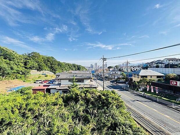 【◇◆眺望◆◇】どこまでも広がる爽快な青空と、遠くの街並みまで見渡せる伸びやかな眺望。緑豊かな自然も身近に感じられ、日々の忙しさを忘れさせてくれるような温もりある景色が広がります。
