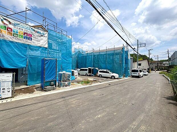 【◇◆分譲の街並み◆◇】全8戸の洗練されたデザイナーズ街区。美しい統一感のある景観が誕生します。完成前の今だからこそ見られる、貴重な現地の熱気をご覧ください。