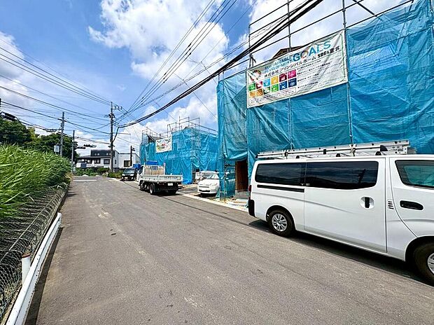 【◇◆分譲の街並み◆◇】太陽光パネルだけでなく「蓄電池」も標準装備。電気代を賢く抑え、災害時の停電にも備えられる安心の住まいです。これからの時代の賢い選択を。