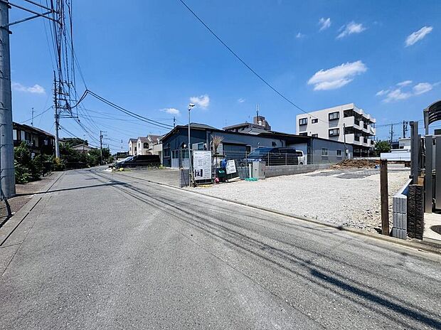 【◇◆外観◆◇】幅員にゆとりがある平坦な前面道路。見通しが良く対向車とのすれ違いや車の入出庫もスムーズで、運転が苦手な方も安心して駐車できます。