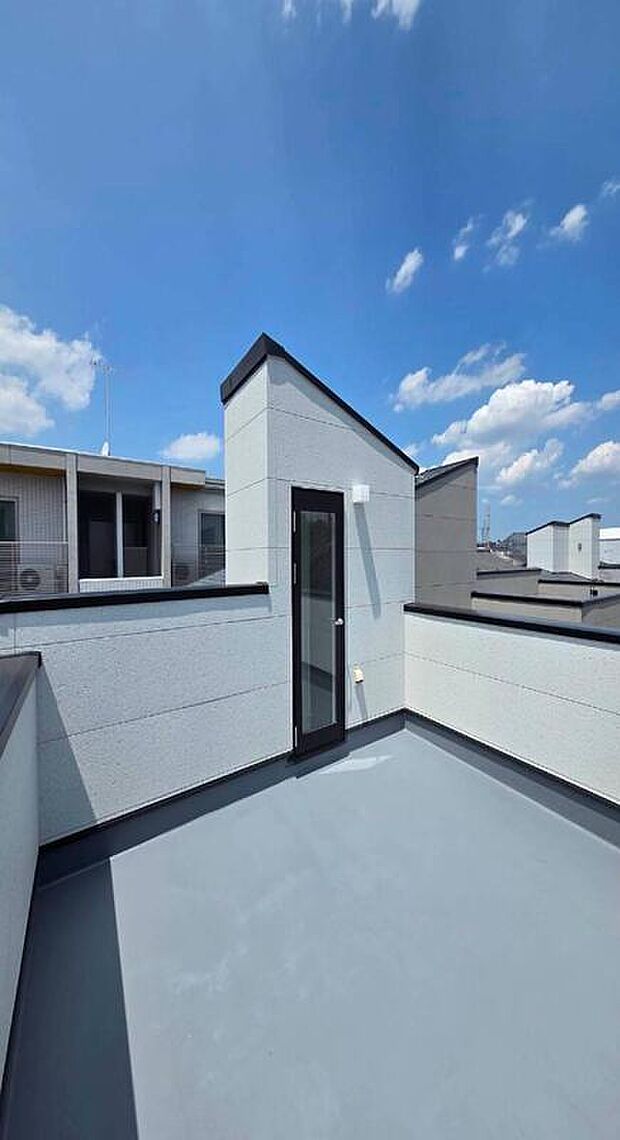 【◇◆スカイバルコニー◆◇】しっかりと囲まれた高めの立ち上がり壁により、外部からの視線を防ぎつつ安全面にも配慮。お子様やペットと一緒に安心して日光浴を楽しめるプライベート設計です。