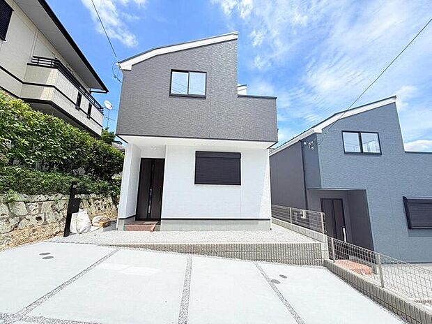 【◇◆玄関◆◇】陽当たり・通風良好な住まい!心地よい光と風を家の隅々まで取り入れることができ、毎日を爽やかで健康的に過ごせます。開放感あふれる空間が、ご家族の何気ない日常をより豊かに、心地よく彩る住まいです。