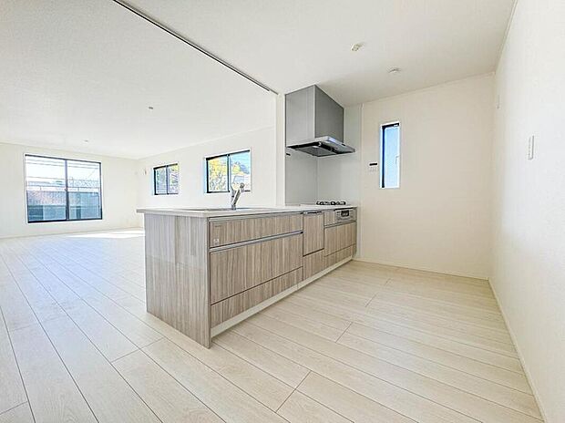 1号棟【キッチン】カウンターキッチンは広くて収納力もあるので、快適に料理をすることができます。食器や炊事用具を手の届くところに配置しやすいため調理もスピーディーですよ。