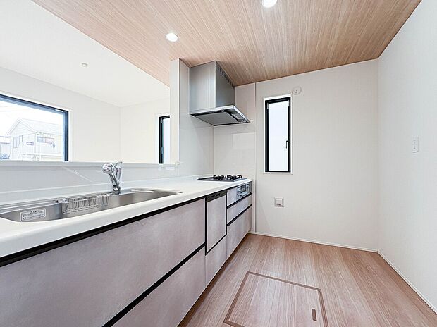 ナチュラルな自然光の中での調理。お洒落な食器類を余裕で収納できるスペース。動きやすい女性目線のキッチン動線。これからはお料理をつくる時間が劇的に変わります。