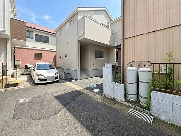 家は一生のお買物。自分ならではの家族ならではの家にしたい。書斎を設ける。子どものプレイルームを設ける。趣味のオーディオルームを設置する。夢を追うオンリーワンの家です。*CG加工により晴天にしています。