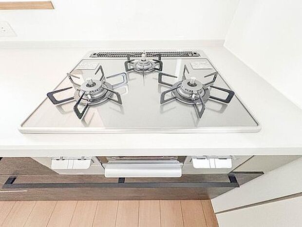 【【三口ガスコンロ】】同時に複数の料理を進められるため調理効率が大幅アップ。炒め物・煮物・汁物を一度に作れて、忙しい朝や来客時にも大活躍します。火力調整もしやすく、本格的な料理を楽しみたい方にも嬉しい設備です。