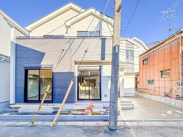 【現地外観写真】家族の温かさと陽光の暖かさ、楽しい毎日と明るい未来を予感させる「空間が織り成すひとつ先の住み心地」を演出します。