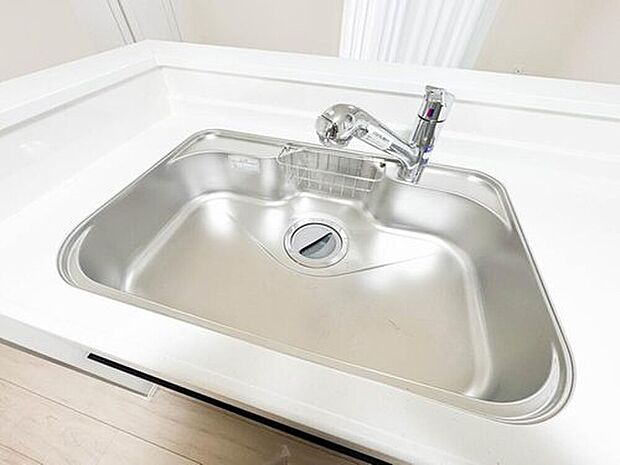 【【浄水器一体型混合水栓】】一つの蛇口で「原水(水道水)」「シャワー」「浄水」を切り替えられる、浄水器を内蔵した混合水栓です。浄水は、水栓本体の首部分に付属のカートリッジをセットして使用します。