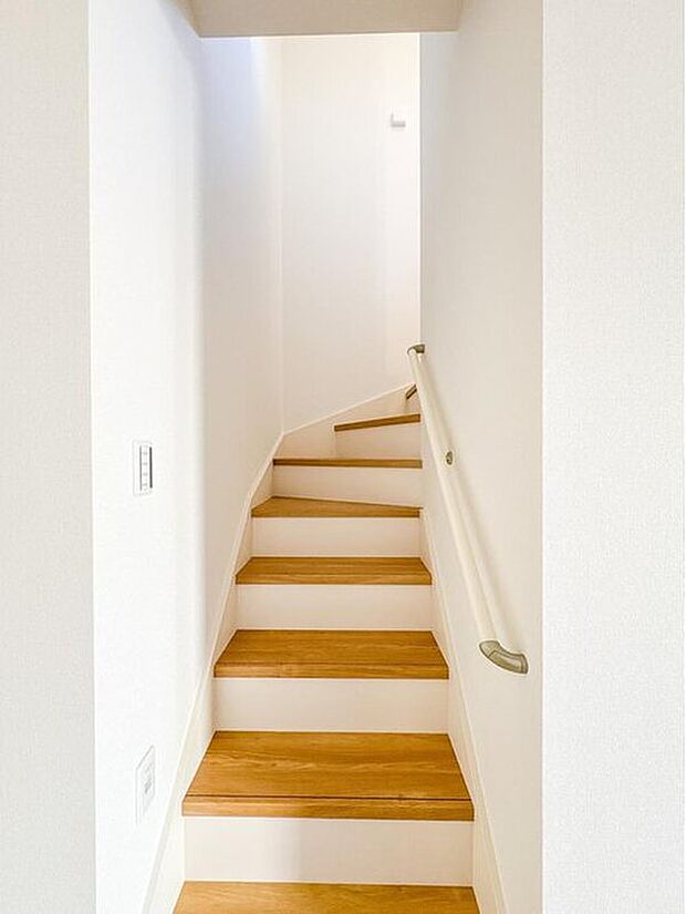 【【手すり付階段】】手すりがないと階段の昇り降りで危険なことはもちろん、壁に手をつきながら歩くことで壁紙が汚れやすくなります。すべての方に快適に昇り降りしていただくため、手すりを設置しました。