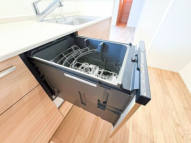 【【ビルトイン食器洗浄乾燥機】】食器洗いのわずらわしさから解放してくれる嬉しい設備。後片付けの手間を減らし奥様の時間を有効活用できます。お湯と洗剤を使う機会が少なくなるため、手荒れ防止にも。【2号棟】