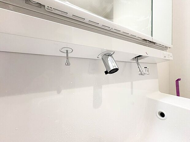 【【シャワー付洗面化粧台】】洗面台には忙しい朝に大活躍のシャンプードレッサー付き【2号棟】