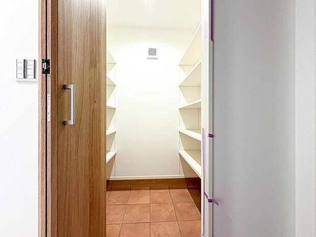 【【SIC(シューズインクローク)】】普段はかない靴や傘はもちろん、ベビーカーや三輪車、工具類なども収納できます。濡れた雨具をその場で脱いで乾かせば、玄関も室内も汚れることなくスッキリ。【2号棟】