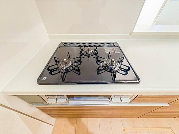 【【三口コンロ】】奥さま目線で考え、調理に重宝する三口コンロをシステムキッチンに採用、ワイドな洗い場も設け野菜や食器を洗うのを便利にしました。