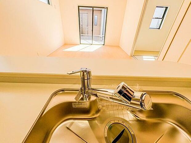 【【浄水器一体型混合水栓】】一つの蛇口で「原水(水道水)」「シャワー」「浄水」を切り替えられる、浄水器を内蔵した混合水栓です。浄水は、水栓本体の首部分に付属のカートリッジをセットして使用します。