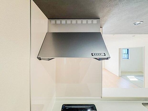 【【レンジフード】】調理の際に発生する汚れた空気(二酸化炭素、油煙、水蒸気、ニオイなど)を、ダクトを通して屋外に排出しています。