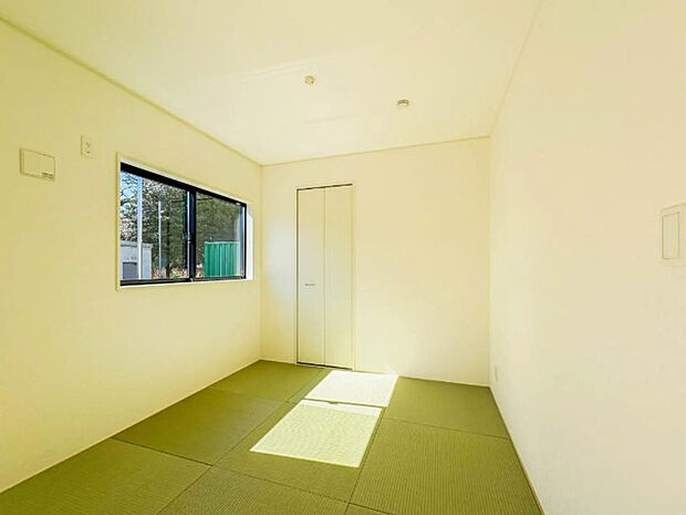 【【和室4.5帖】】畳には音を吸収する作用があるので、元気いっぱいのお子さんの遊び場所として、最適な空間となるでしょう。また、クッション性があるのでお子さんが転んでケガをするリスクを軽減してくれます。

