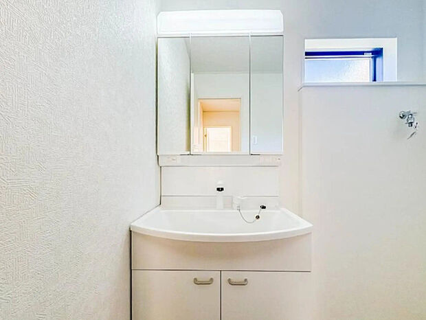 【【洗面台】】 十分な大きさの洗面台は、身だしなみチェックや歯磨きなど、朝の慌ただしい時間でもホテルライクなスペースで余裕とゆとりを感じて頂けます。