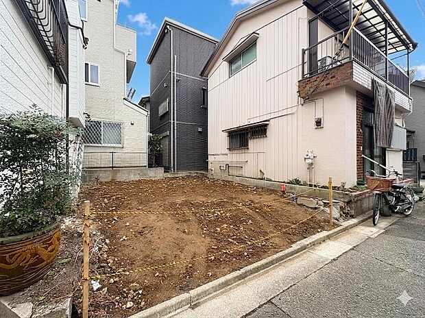 【現地外観写真】家族の温かさと陽光の暖かさ、楽しい毎日と明るい未来を予感させる「空間が織り成すひとつ先の住み心地」を演出します。＊CG加工により晴天にしています。