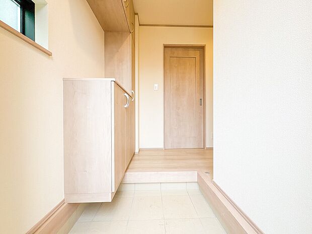 【E棟【玄関】】大型のシューズボックスには靴やブーツ、サンダルはもちろん、ハンカチや手袋、バック類などのお出かけ用品、印鑑や朱肉なども収納可能です。