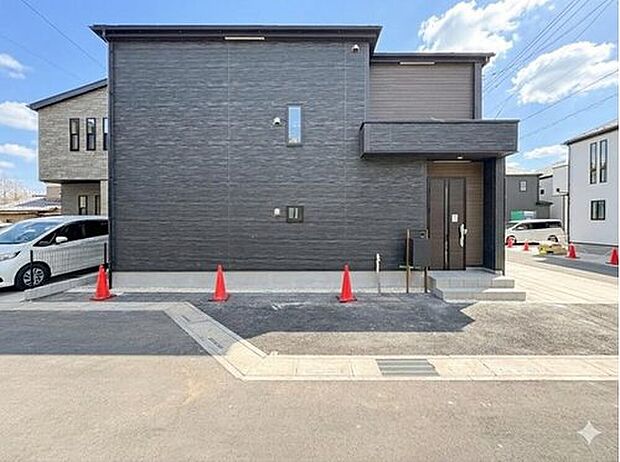 【前面道路含む現地写真】家は一生のお買物。自分ならではの家族ならではの、家にしたい。書斎を設ける。子どものプレイングルームを設ける。趣味のオーディオルームを設置する。夢を追うオンリーワンの家です。*CG加工あり