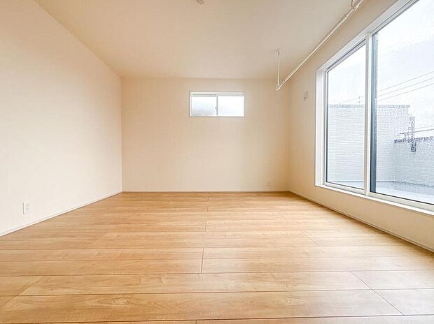 【リビング以外の居室】【子供部屋8帖】お子様のお部屋にぴったりなクロークを備えたフローリング仕様の洋室です。