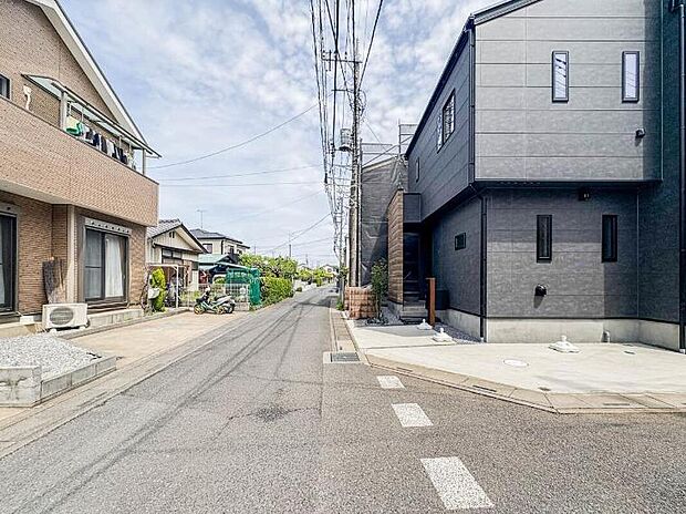 【 前面道路含む現地写真】【前面道路4m】車の通行が少ないので、静かな住環境を維持することができます。