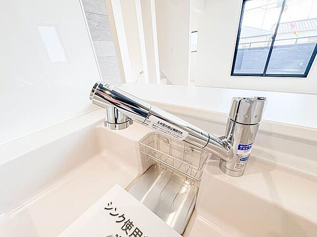 【【浄水器一体型混合水栓】】一つの蛇口で「原水（水道水）」「シャワー」「浄水」を切り替えられる、浄水器を内蔵した混合水栓です。浄水は、水栓本体の首部分に付属のカートリッジをセットして使用します。