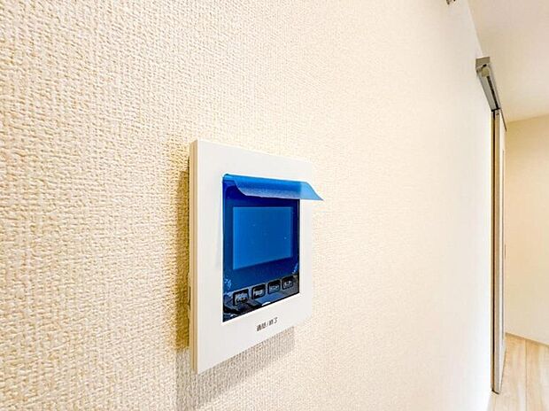 【TVモニター付きインターフォン 】来訪者の様子を室内TVモニターでチェック。子どもに留守番をさせるときも安心。