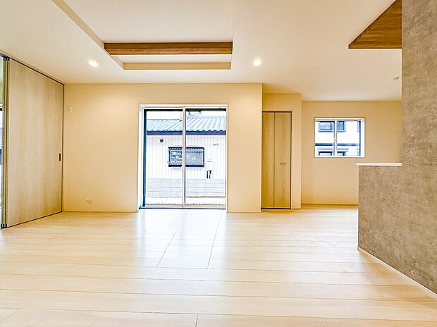 【リビング】リビングルームの窓を開けると心地よい南風が入ってくる。キッズルームの窓を開けるとやさしい微風が入ってくる。家の中に風の道がある。風を生活の中で体験できる家。