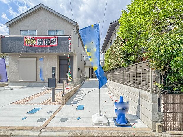 【駐車場】E号棟【駐車場】毎日の生活にマイカーが必須という方は、購入を検討する際、駐車場があることは大事な条件です。毎日の通勤や家族の送迎、買い物やお出かけなどクルマのある暮らしを満喫したい方は要チェック。