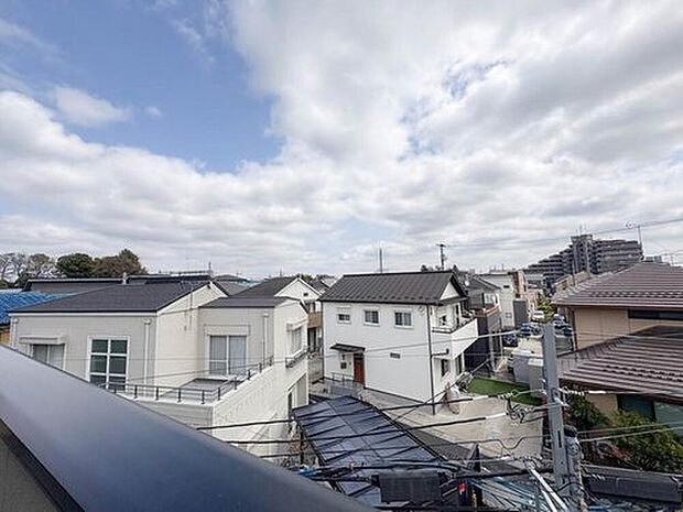【2号棟【眺望】】朝の澄んだ空気や、夕方に吹く清々しい風を五感で感じられるバルコニー。