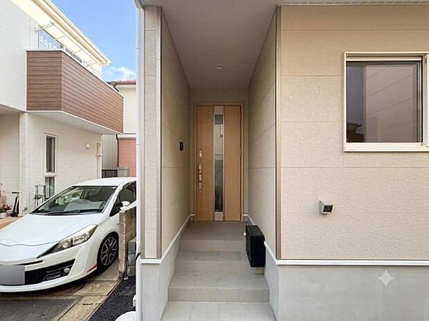 【【玄関】】玄関へ向かうまでのアプローチに漂う上質が期待感をもたせます。玄関は建物の顔。落着きを醸し出した自己主張が心に訴えてきます。