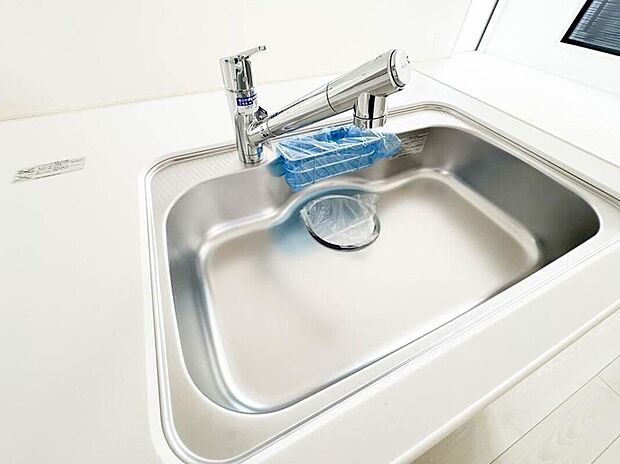 【【浄水器一体型混合水栓】】一つの蛇口で「原水（水道水）」「シャワー」「浄水」を切り替えられる、浄水器を内蔵した混合水栓です。浄水は、水栓本体の首部分に付属のカートリッジをセットして使用します。