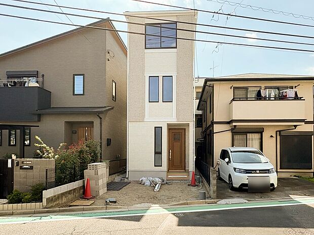 【【外観】】陽当りや通風性など各所に施された工夫で住みやすさを実現。部屋の大きさや周辺環境・街並など、資料には掲載していない情報が現地にはたくさんございます。是非ご確認下さい。*CGにより晴天加工しており