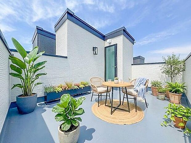 【【スカイバルコニー】】屋上はスカイバルコニーになっています。広々としたスペース、どのようにご活用されますでしょうか?※生成AIによるイメージです。家具・小物は販売価格に含まれません。