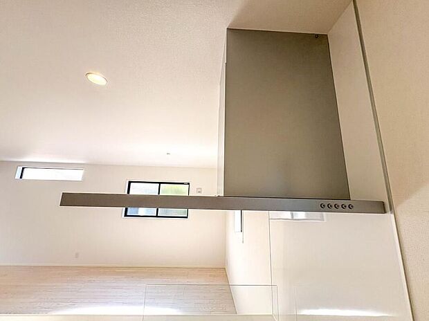 【レンジフード】調理の際に発生する汚れた空気(二酸化炭素、油煙、水蒸気、ニオイなど)を、ダクトを通して屋外に排出しています。